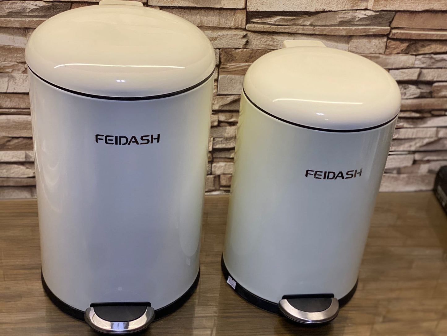 New Luxury Trash Can With Foot Pedal & Lid 8 Liter