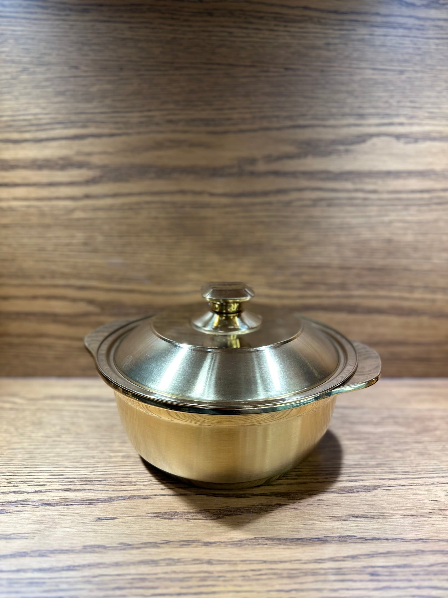 Elegant and Stylish Golden Pots For Serving