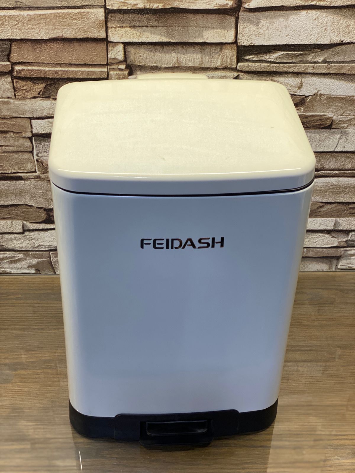 New Luxury Trash Can With Foot Pedal & Lid  10 Liter